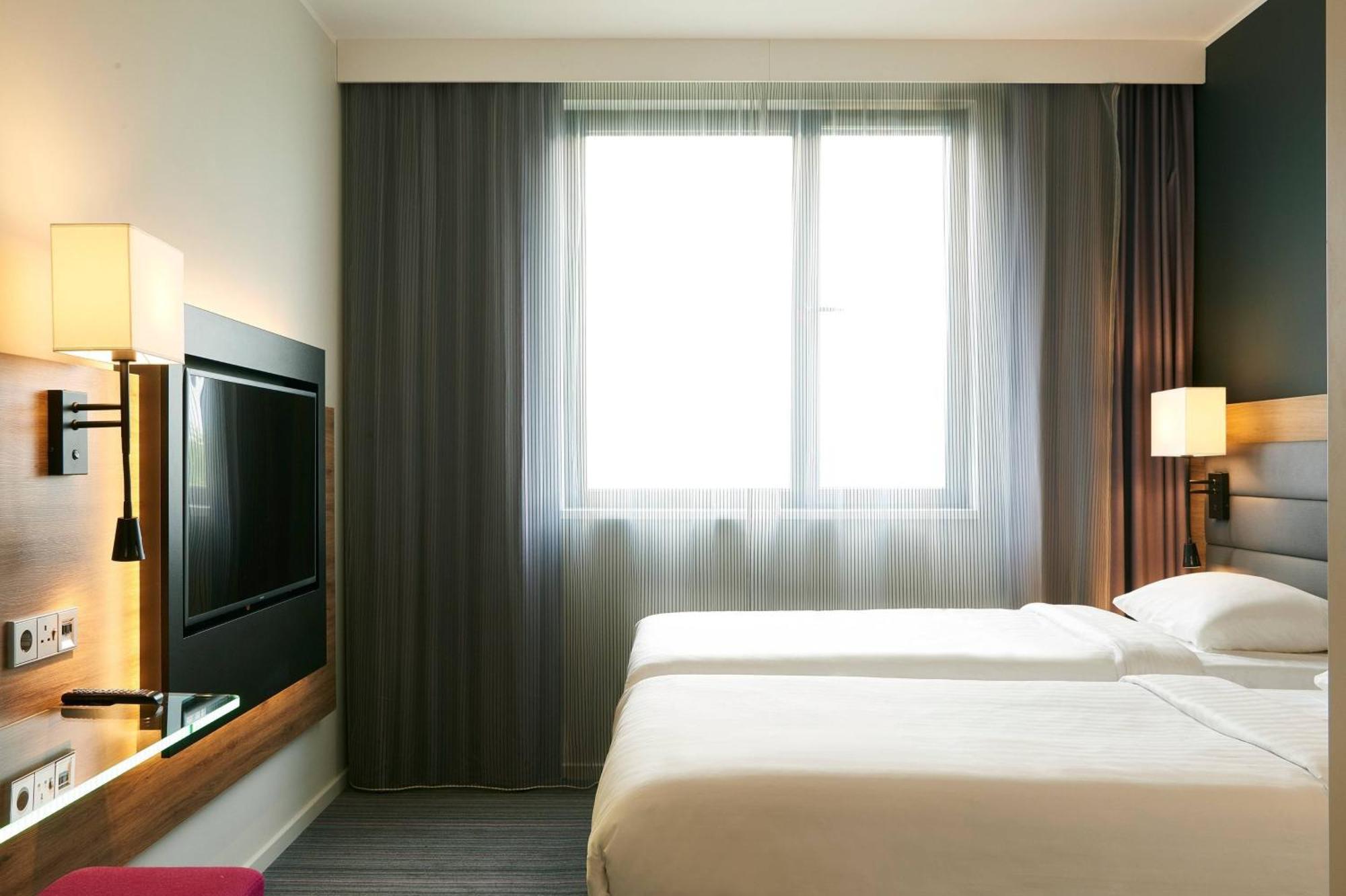 Hotel Moxy Milan Linate Airport Segrate Esterno foto