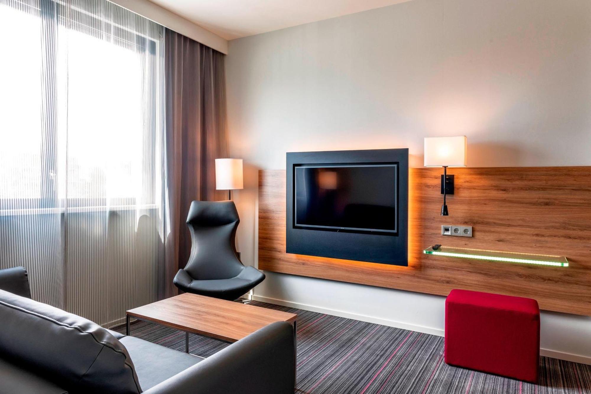 Hotel Moxy Milan Linate Airport Segrate Esterno foto